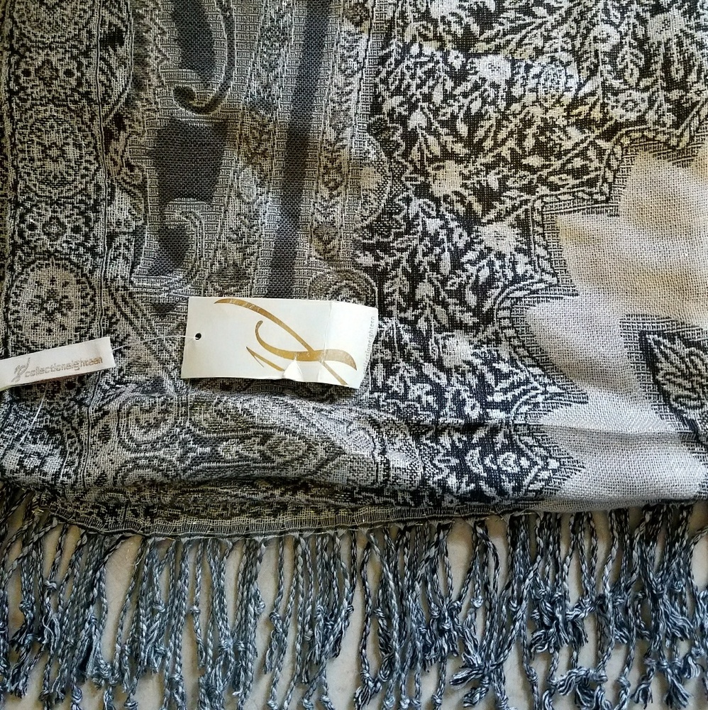 NWT Large Elegant Scarf / Wrap